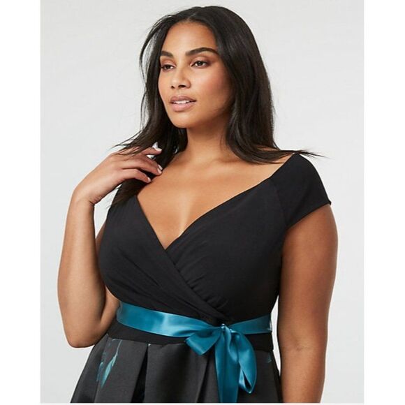 Women Le Chateau Leaf Print Wrap-Like Dress 1X - Picture 3 of 4